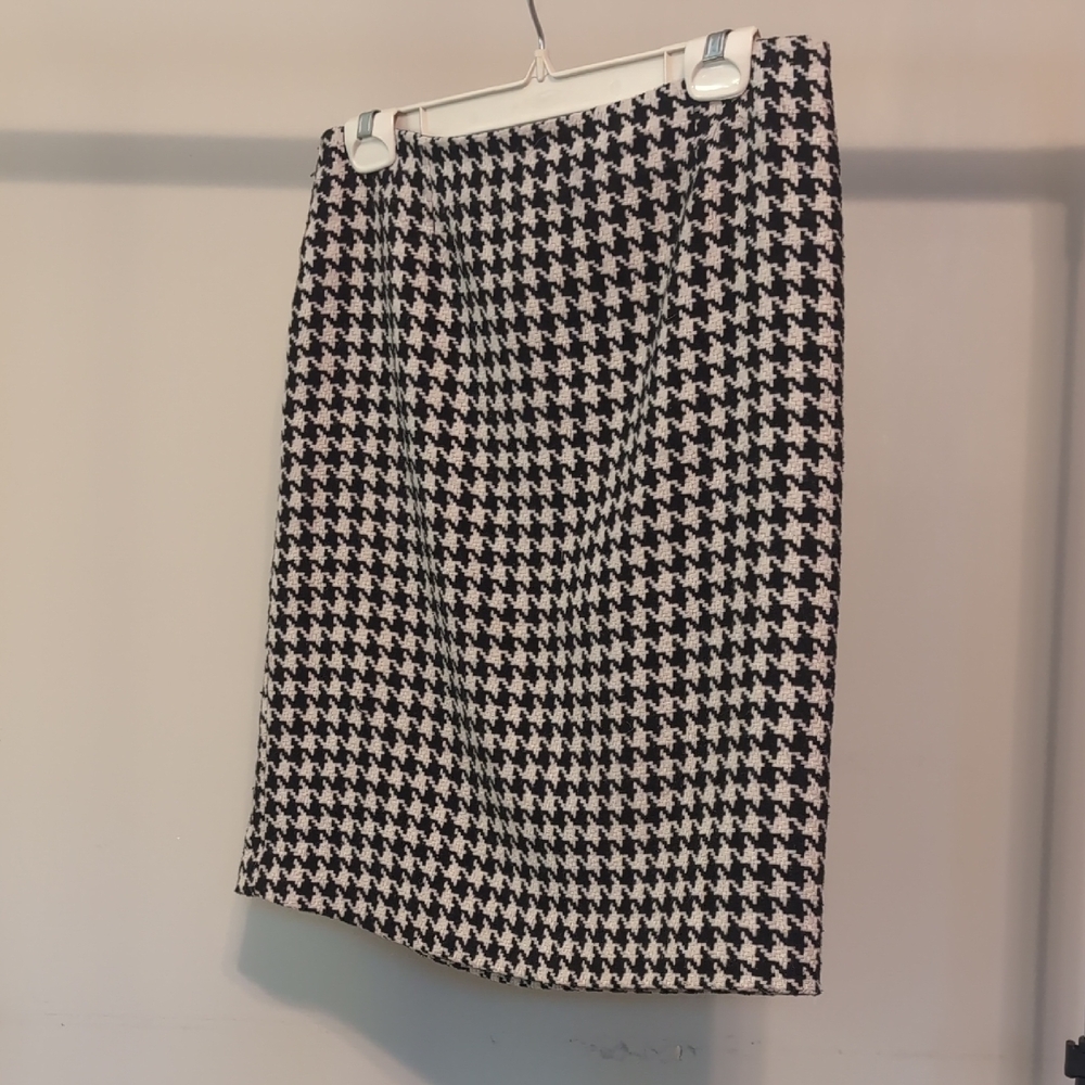 Dalia Collection Black and White Houndstooth Pencil Skirt